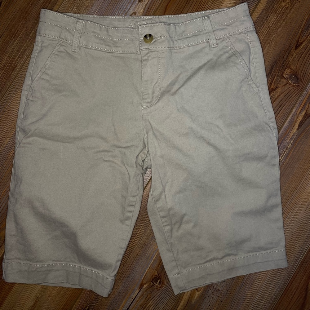 Arizona Jean Co Women’s Khaki Shorts // Size 9 // Length Near 18 1/2”